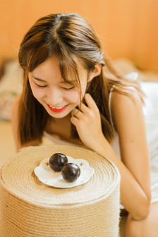 美女露出奶头扒开尿口无遮掩图片